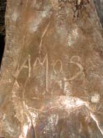 de naam van Amos in brons